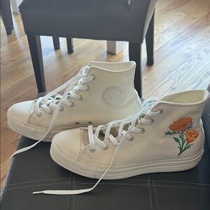 Converse Women's White Floral High-Tops
PLATFORMS!